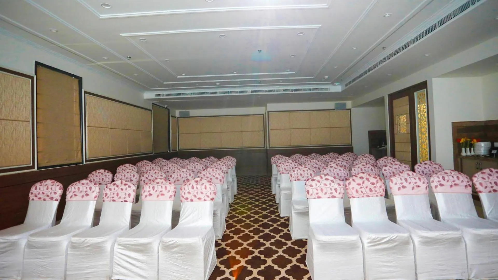 Hotel Dolphin International Varanasi 3*,  Índia